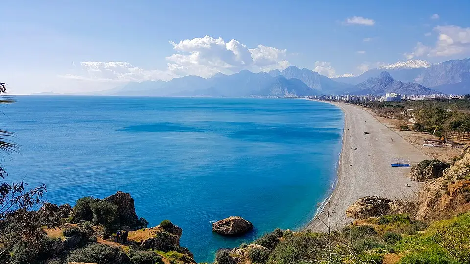 Antalya — Falezlerden Antalya Konyaaltı Plajına doğru bir görünüm