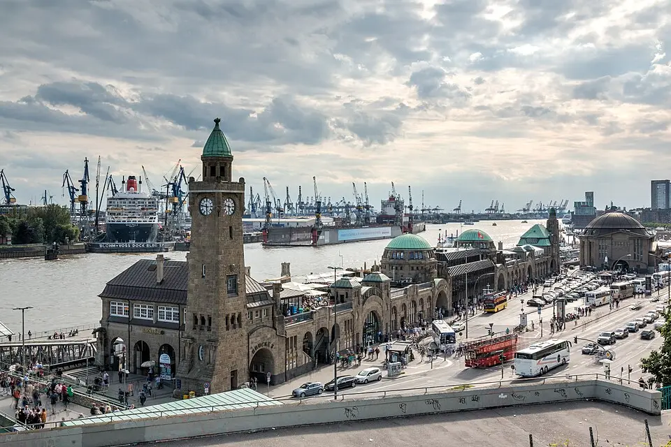 Hamburg — Hamburg, Landungsbrücken -- 2016 -- 3131-7