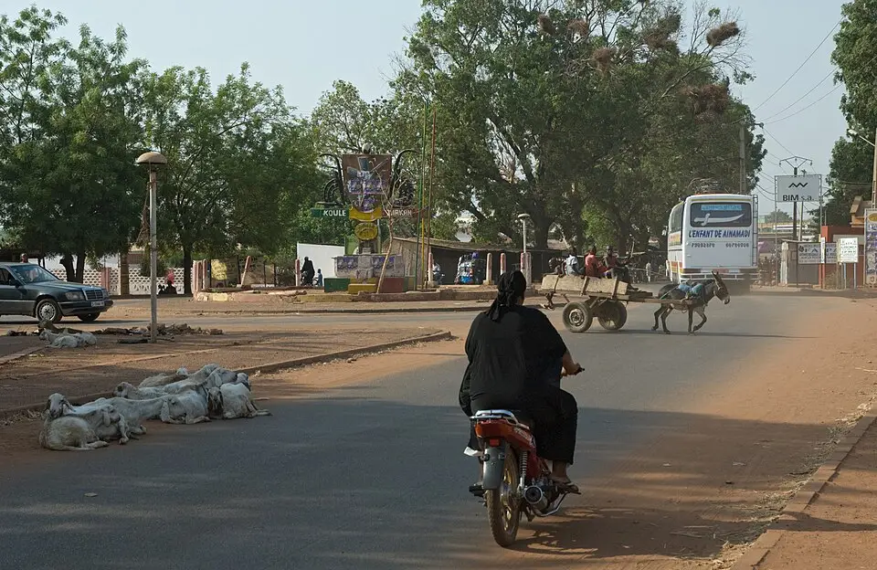 Koutiala — 2014.04-416-330aS scenery(urban),sheep,traffic,motorbike,donkey cart,bus Koutiala(Sikasso Rgn),ML sun13apr2014-0831h