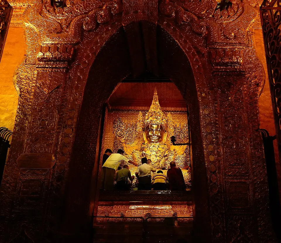 Mandalay — Mandalay - The worship of Buddha