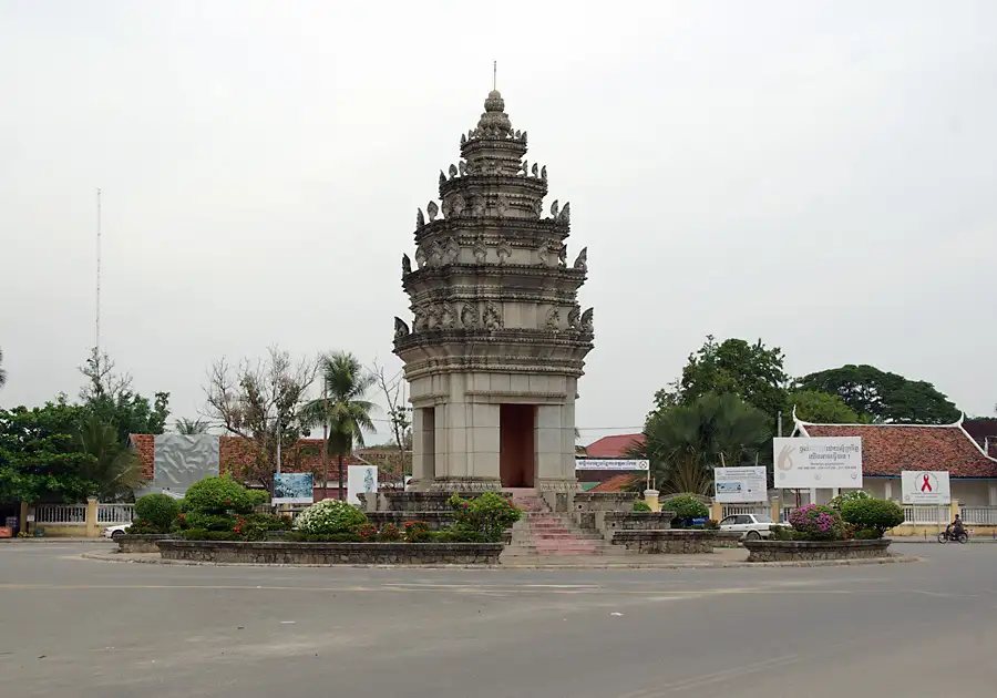 Takeo — Takeo Independence Monument 4051