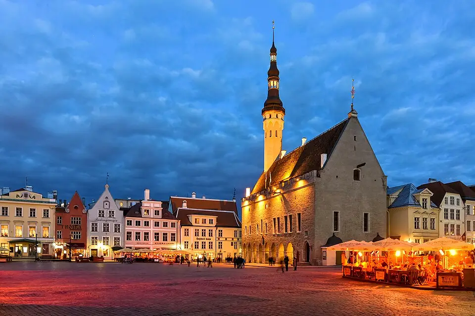 Tallinn — Raekoja plats at night