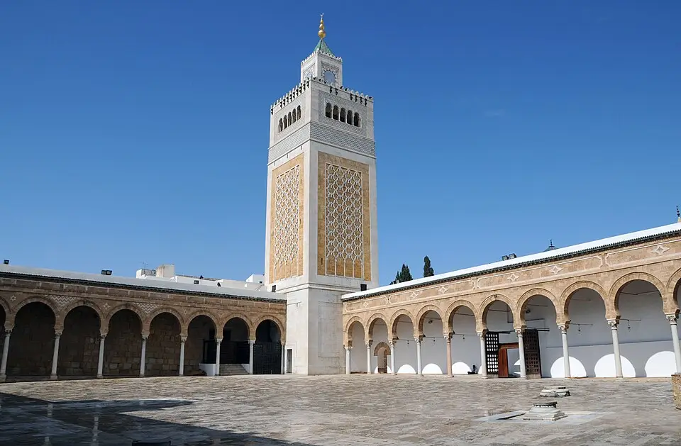 Tunis — Minaret et patio de la mosquée Zitouna au centre de la Médina de Tunis